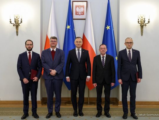 – Nie spocznę, dopóki pan minister Mariusz Kamiński i jego współpracownicy nie będą na powrót wolnymi ludźmi – mówi prezydent Duda.
