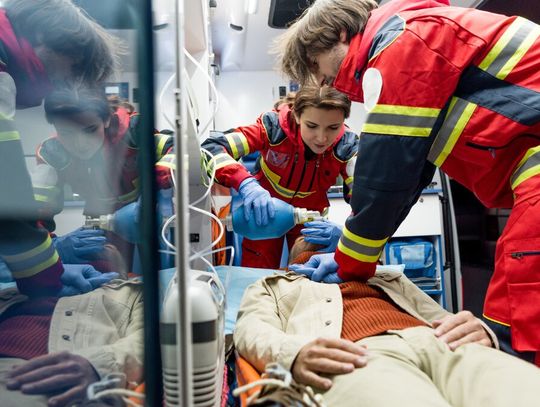 Miały być w marcu, będą trochę później. Kamizelki nożo- i szpikulcoodporne dla ratowników medycznych trafią do karetek z opóźnieniem.