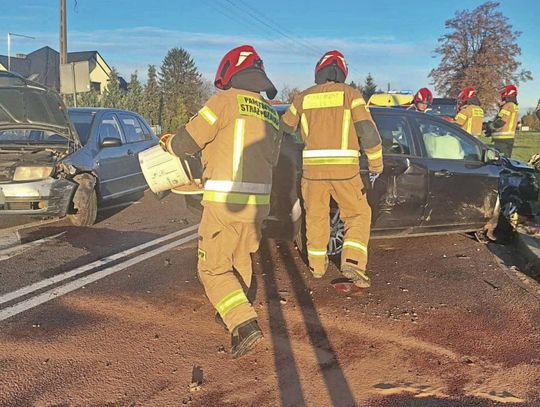 Sprawcą tej kolizji był 72-latek z gminy Miączyn, który wyjeżdżając samochodem audi z parkingu przy supermarkecie, nie ustąpił pierwszeństwa kierowcy forda, jadącemu ulicą Basaja.