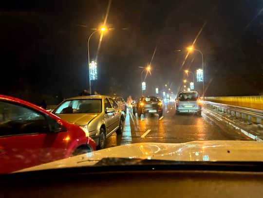 Do karambolu z udziałem pięciu samochodów doszło we wtorek (25 listopada) przed godziną 16:00 na wiadukcie w Chełmie.