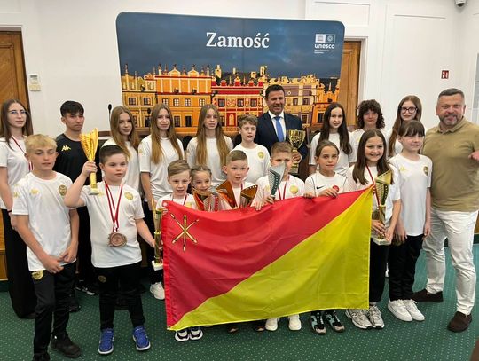 – Dziękuję, że tak ciężko trenujecie, odnosicie sukcesy i rozsławiacie w ten sposób Zamość – zwrócił się do młodych karateków prezydent Zamościa. Fot. UM Zamość