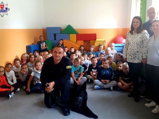Karlos i policjanci odwiedzają tomaszowskie szkoły