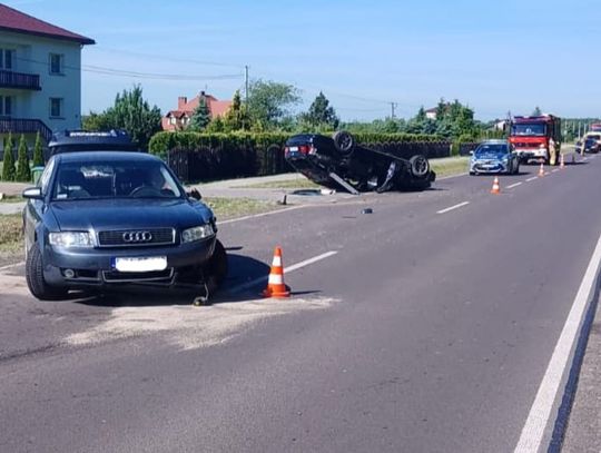 Utrudnienia w ruchu na DK 74 w miejscowości Karp po zdarzeniu bmw i audi.