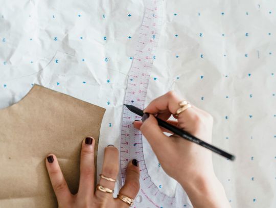 Kartony w krawiectwie – jak zorganizować przestrzeń w pracowni?