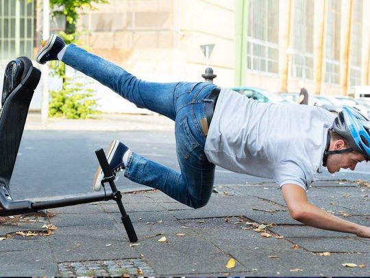 W polskim prawie ma się znaleźć przepis, który nakazuje założenie kasku jadącemu hulajnogą elektryczną.