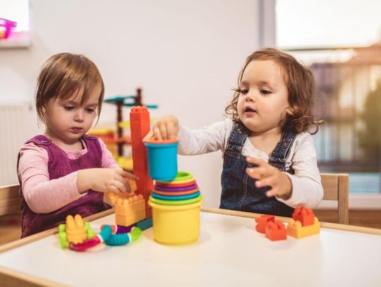 Kiedyś w żłobkach brakowało miejsc, dziś rodzice wybierają Jeszcze kilka lat temu brak miejsc w żłobkach był jednym z największych problemów młodych rodziców. Dziś sytuacja zaczyna się odwracać.