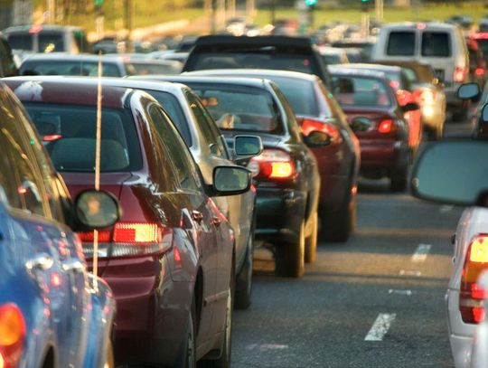 Jeżeli nikt nie wydłuży obowiązywania przepisów, to kierowcy samochodów elektrycznych wrócą do stania w korkach. Zbliża się termin, kiedy wygaśnie ten drogowy przywilej.