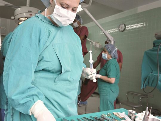 Grupa neurochirurgów działająca w kilku województwach miała realizować świadczenia medyczne, które w dokumentacji rozliczeniowej wyglądały na znacznie bardziej skomplikowane niż w rzeczywistości.