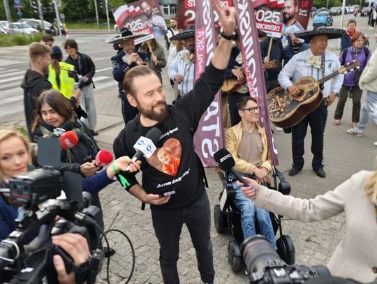 Stanowski na wizji wytłumaczył, że rodzice chłopca zbierają pieniądze na leczenie dziecka.