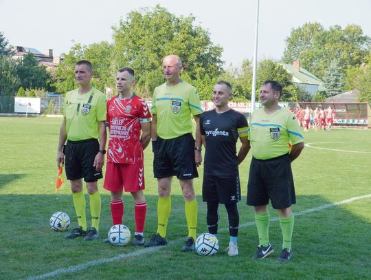 W sobotę podopieczni grającego trenera Przemysława Gałki przegrali na własnym stadionie z Koroną Łaszczów 1:2 (0:2).