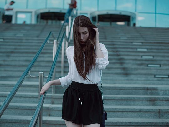 Klasyczna mała czarna – jak ją nosić?