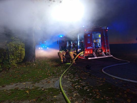 Kobiecie i nastoletniemu synowi udało się wydostać z płonącego domu przed przyjazdem pierwszych zastępów straży pożarnej.