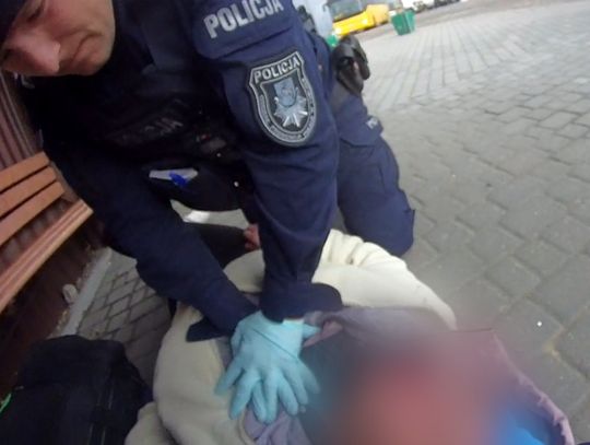 Policjanci z lubelskiego Oddziału Prewencji uratowali 39-latkę, która leżała na ławce bez oznak życia. Mimo, że obok byli przechodnie, to mundurowi zainteresowali się kobietą i ruszyli jej na pomoc.