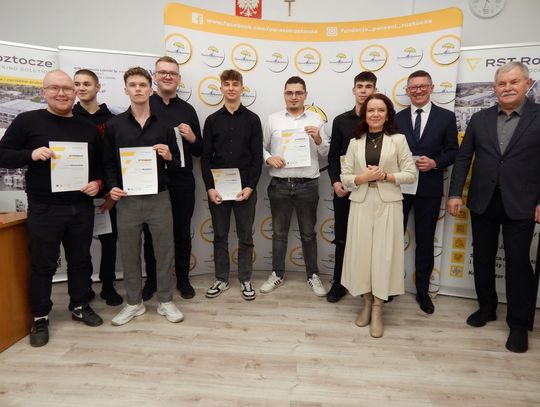 4 lutego 2025 r. wyróżnieni uczniowie klas patronackich Zespołu Szkół Techniczno-Motoryzacyjnych otrzymali stypendia motywacyjne ufundowane przez Fundację Parasol Roztocza.