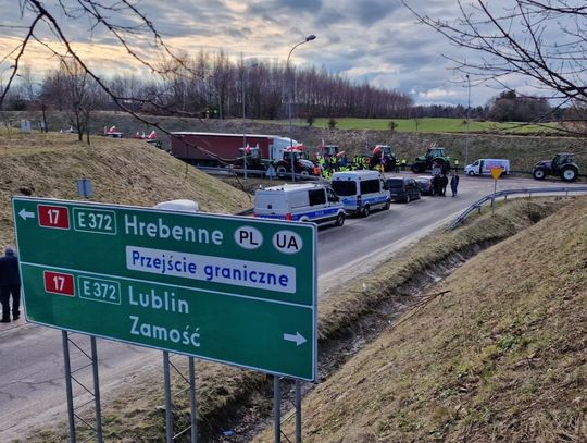 Kolejny dzień protestu rolników w Hrebennem. Przepuszczają dwie ciężarówki na godzinę