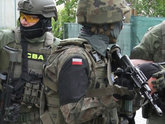CBA zatrzymało trzeciego już funkcjonariusza Służby Więziennej w śledztwie dotyczącym korupcji w areszcie.