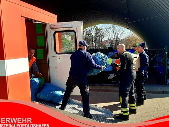 Kolejny konwój humanitarny z Niemiec. W przekazaniu pomogli strażacy z Bełżca i Tomaszowa