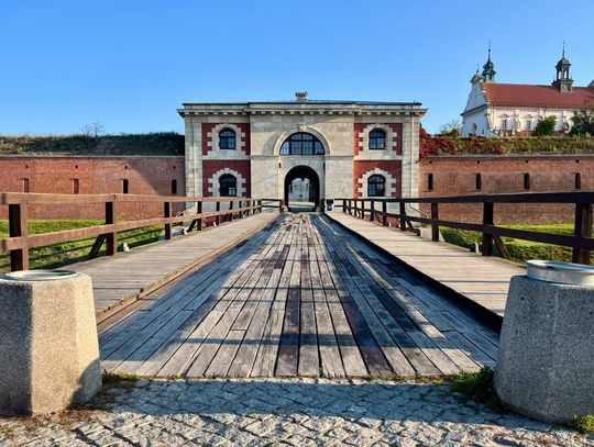 Miasto Zamość szuka wykonawcy dokumentacji projektowej i kosztorysowej przebudowy drewnianego mostu przy zabytkowej Bramie Szczebrzeskiej.