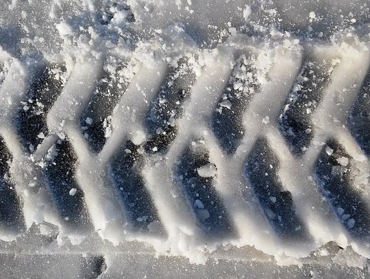 Kolizja na śliskiej drodze. Audi stuknęło w volkswagena