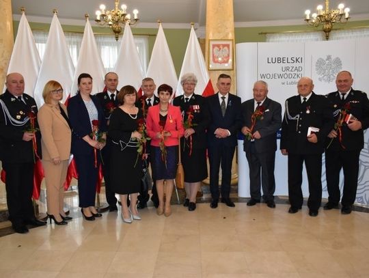 Komarów-Osada: Wojewoda lubelski uhonorował zasłużonych mieszkańców gminy złotymi i brązowymi Krzyżami Zasługi 