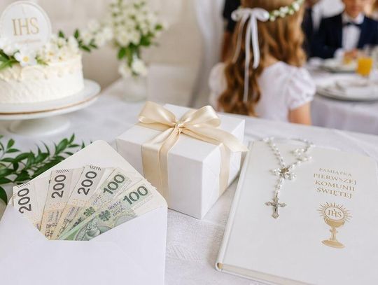 Ile włożyć do koperty? Co kupić na komunię?