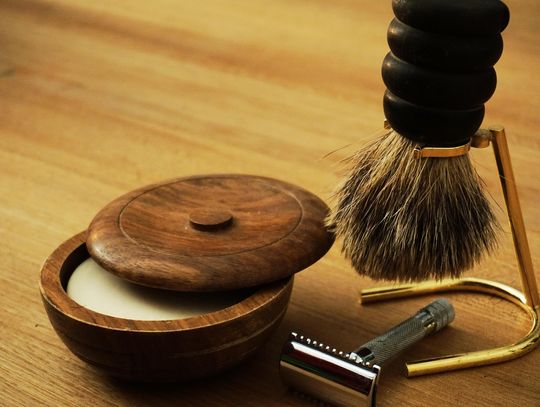 Koniec z krostkami i pieczeniem po goleniu. Dlaczego Twój dziadek miał rację, wybierając klasyczną maszynkę na żyletki?