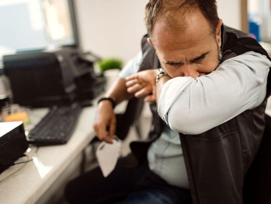 Kto korzysta ze zwolnienia lekarskiego niezgodnie z jego przeznaczeniem, musi zwrócić otrzymany zasiłek za cały okres objęty skontrolowanym zaświadczeniem.