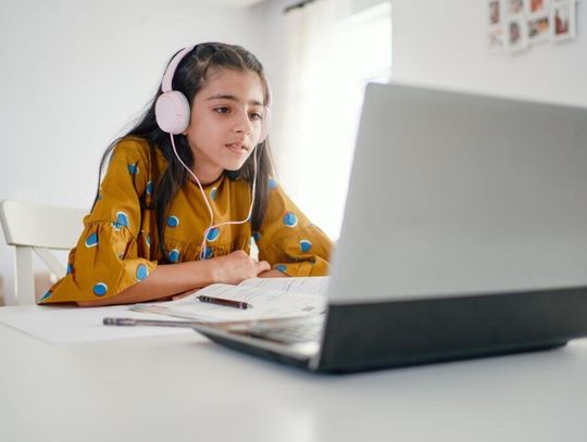 Coraz mniej osób szuka kursów językowych i informatycznych przez Oferteo.