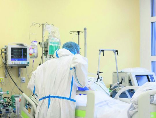 Koronawirus: Liczba chorych w szpitalach szybko rośnie