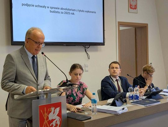 Finałem sesji było wystąpienie starosty Henryka Karwana, który po otrzymaniu absolutorium nie krył rozgoryczenia sytuacją finansową powiatu, obarczając winą opozycję oraz obecny rząd.
