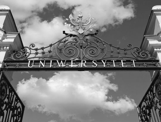 Zatrzymany został mężczyzna, który wtargnął na teren Kampusu Uniwersytetu Warszawskiego. Nie żyje jedna osoba, druga z obrażeniami ciała została przewieziona do szpitala.