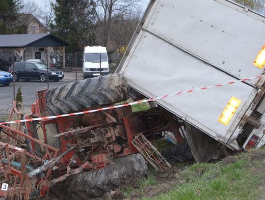 Kraksa w Dąbrowie Tomaszowskiej. Ciężarówka przygniotła ciągnik. Stan 25-latka jest ciężki