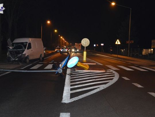 Kraksa w Płoskiem. Bus skasował latarnię, bo kierowca zasnął