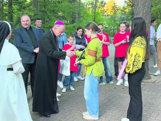 Biskup Marian Rojek odwiedził dzieci z Sobotniej Szkoły Języka Polskiego w Żółkwi.