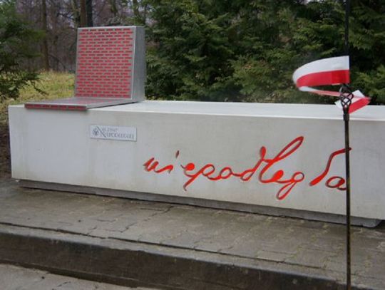 Krasnobród: Ławka Niepodległości oficjalnie odsłonięta