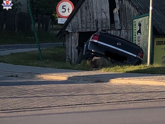 Krasnobród: Pijany wpakował się samochodem w starą stodołę. Zatrzymał go policjant po służbie