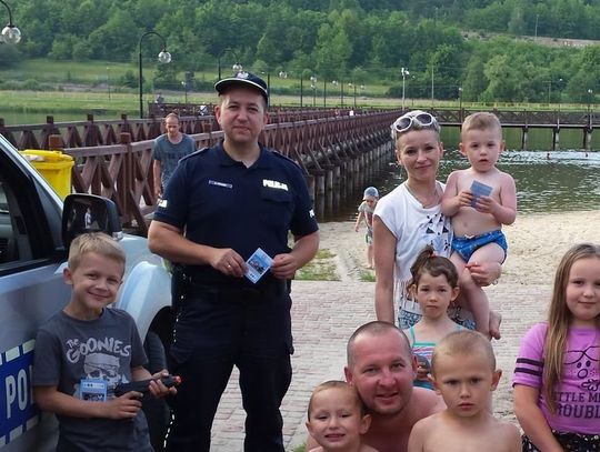 Krasnobród: Policjanci na plaży. Rozmawiali o bezpieczeństwie