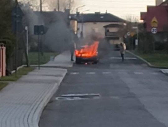 W Krasnymstawie auto stanęło w płomieniach.