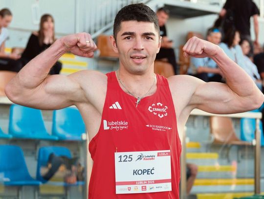 Najlepszy w swojej karierze wynik w biegu na 100 m 10.05 Dominik Kopeć uzyskał w czerwcu 2023 r. w Dessau (Niemcy). W tym roku podopieczny trenera Piotra Maruszewskiego najszybciej pobiegł w Jerozolimie na osiem dni przed startem w mistrzostwach Polski. W Izraelu „setkę” pokonał w czasie 10.07.