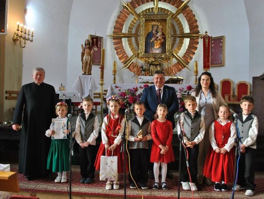 Udział w Gminno-Parafialnym Przeglądzie Pieśni Maryjnej i Matczynej w Lubyczy brali nie tylko dorośli, ale też dzieci i młodzież.
