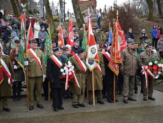 Krynice: Ku chwale partyzantów!