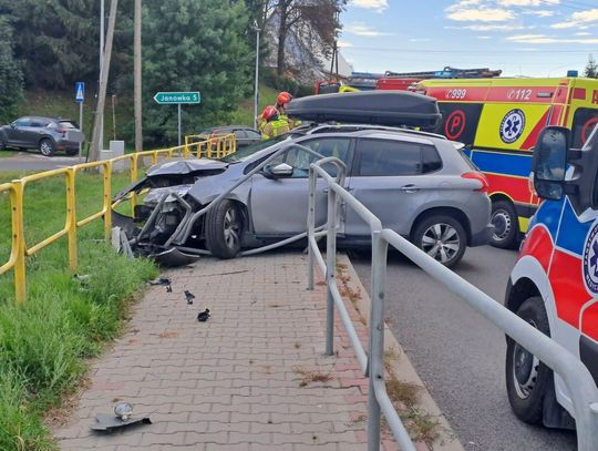 Krynice: Peugeot uderzył w barierki, czteroosobowa rodzina w szpitalu