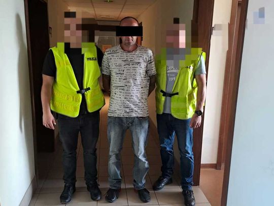 W Krynicach policjanci zatrzymali 41-latka, który ukradł z samochodu portfel.
