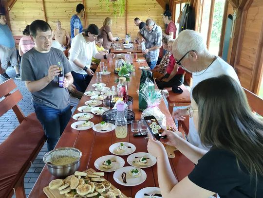 Warsztaty „Kuchni chłopskiej” w Szarowoli poprowadził Adam Dziura.