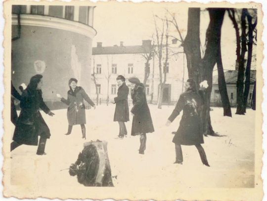 Bitwa na śnieżki – to jedna z zimowych zabaw licealistów z Hrubieszowa (arch. Elżbiety Lenard).