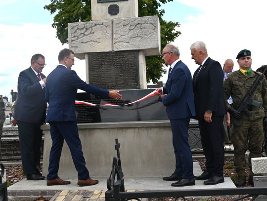 Uroczystości z odsłonięcia płyty pamiątkowej poświęconej Żołnierzom II Inspektoratu Zamojskiego Armii Krajowej.