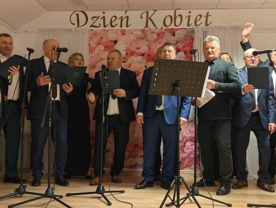 Łabunie: Radni i sołtysi na scenie! Niezwykły występ na Gminnym Dniu Kobiet [ZDJĘCIA]