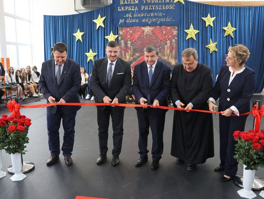 Uroczystość zakończyło symboliczne przecięcie wstęgi, podkreślające zakończenie modernizacji szkolnego budynku.