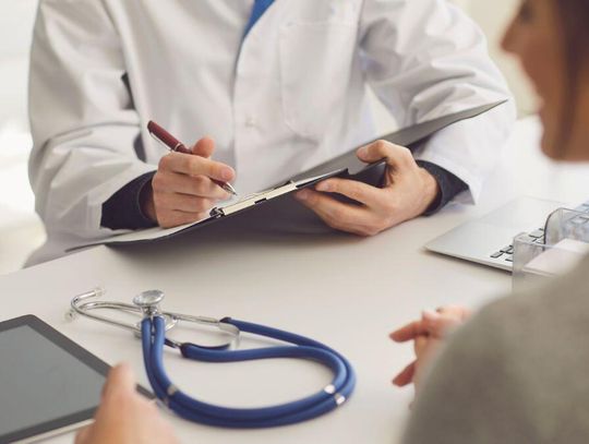 W Polsce brakuje lekarzy. Kształcimy ich za mało, a część woli zarabiać większe pieniądze za granicą. Ale nastawienie się zmienia i młodzi medycy wolą zostać w kraju.