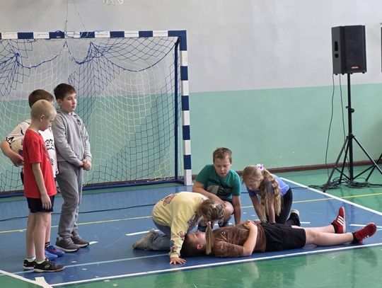 W Szkole Podstawowej w Wysokiem zorganizowano wydarzenie edukacyjne w ramach kampanii „Misja 112 – jeden numer, tysiąc szans”, zainicjowanej przez zamojską delegaturę Kuratorium Oświaty w Lublinie.